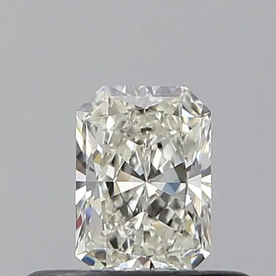 0.30ct Radiant Natural Diamond (Colour J, Clarity VVS2, GIA Certified)